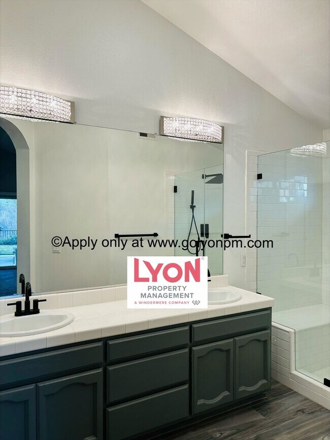 Building Photo - Beautiful Folsom Gem with backyard facing ...