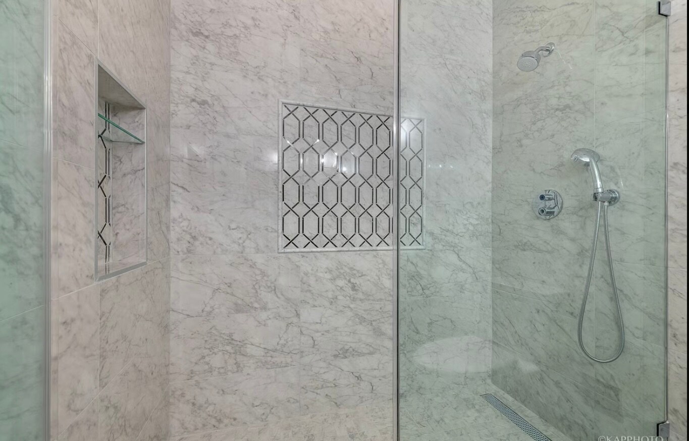 Master bath - 1000 W Adams St