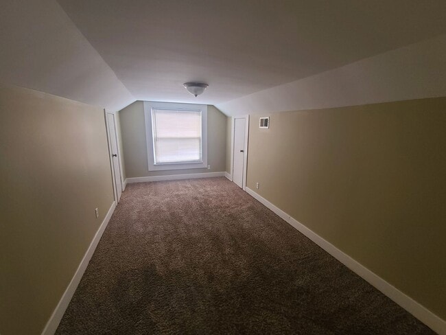 Building Photo - Extra clean and spacious home with a finis...