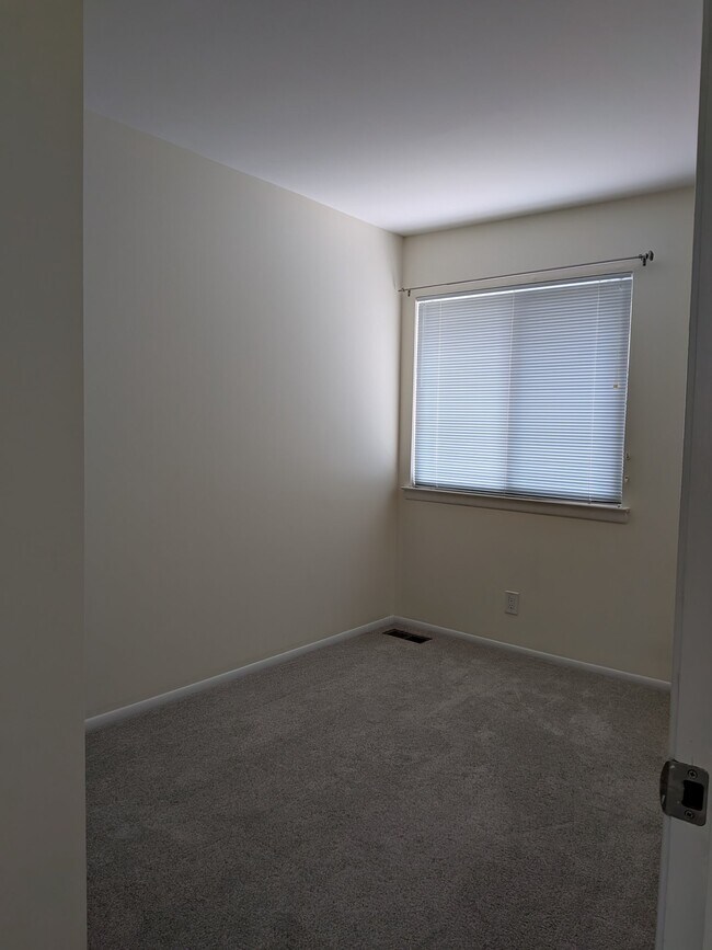 Building Photo - 2494 Glengyle Dr