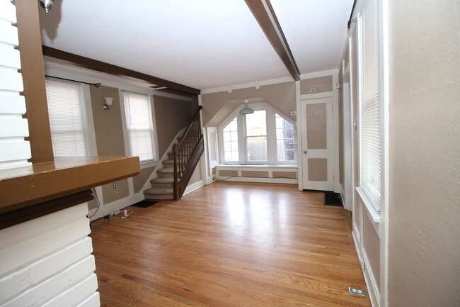 Building Photo - Adorable 3bdrm Downtown Bungalow.   Move in special----half off the first 2 months!!!!