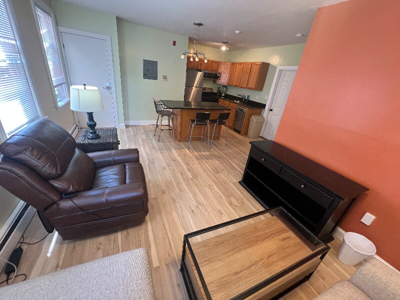 Building Photo - 81-83 America St