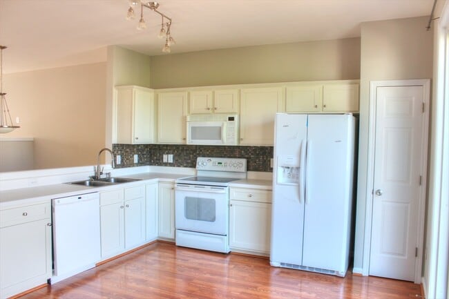 Building Photo - Great End Unit Townhome- Located in Mid-to...