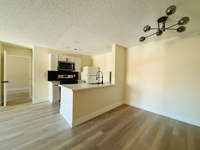 Building Photo - Fantastic Guard-Gated Condo – Available Soon!
