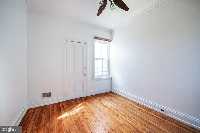 Building Photo - 206 S 43rd St