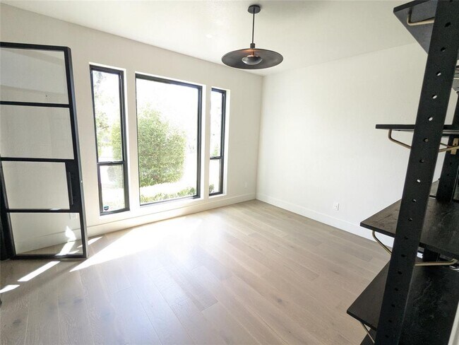 Building Photo - 9257 Scenic Bluff Dr