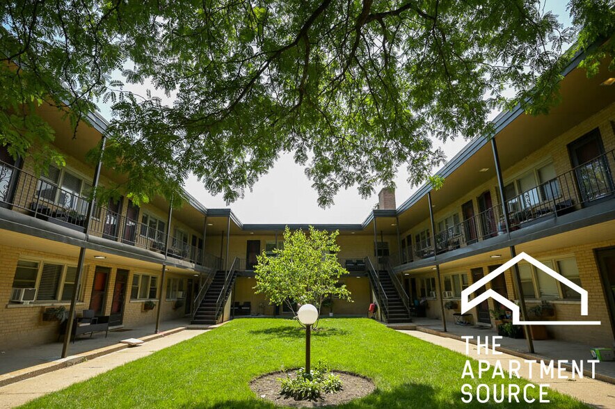 Building Photo - 1735 W Bryn Mawr Ave