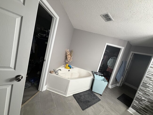 Building Photo - 2216 Smallwood Dr