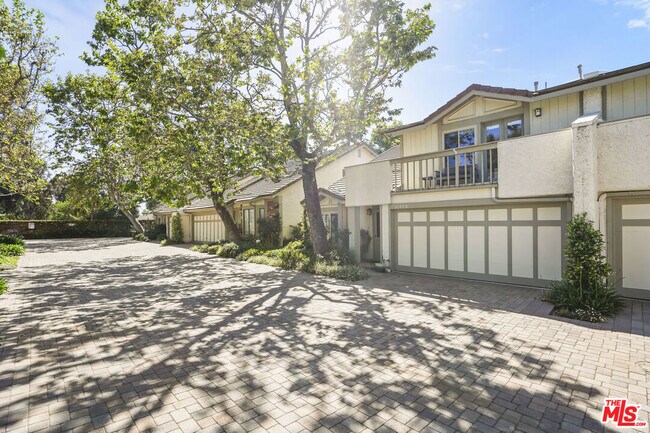 Building Photo - 6505 Dume Dr