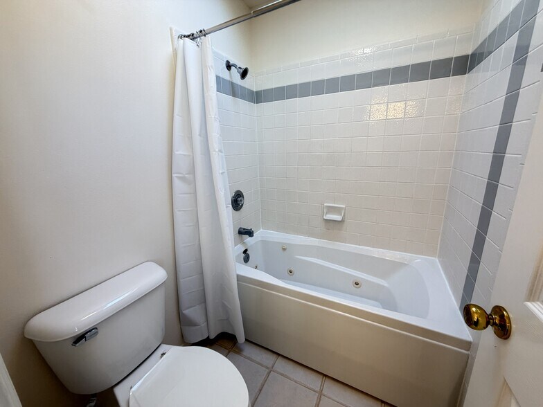 Building Photo - 1200 Glen Canyon Dr