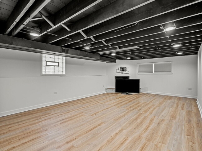 Building Photo - 3824 Sunset Ave