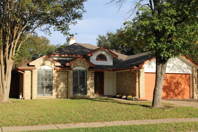 Building Photo - 703 Meadow Creek Dr