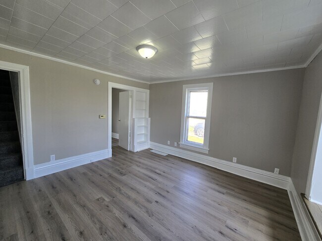 Building Photo - 740 W 11th St