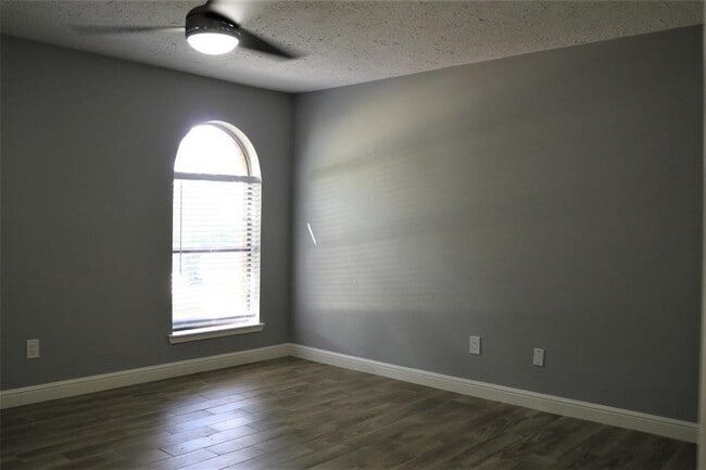 Building Photo - Beautiful 4-bedroom, 2-bath home