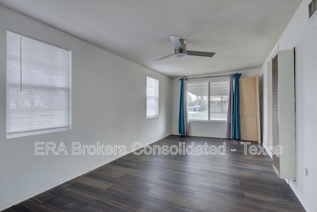 Building Photo - 5815 Pyle St