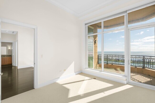 Building Photo - 2550 N Lakeview Ave