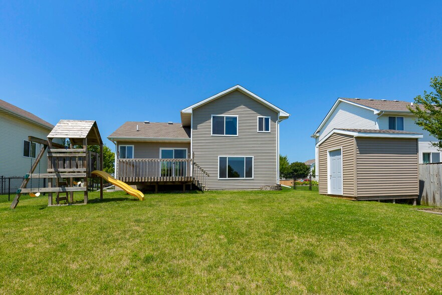 Building Photo - 505 SE Crabapple Dr