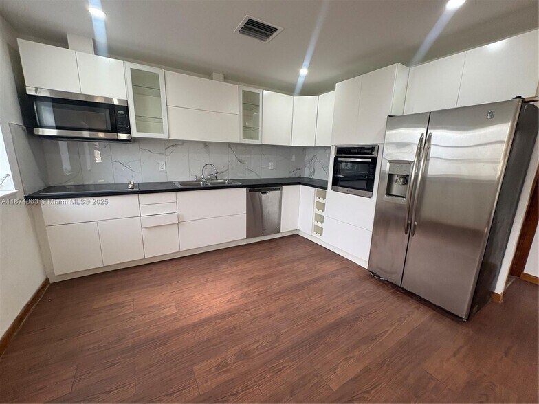 Building Photo - 3291 SW 25th St