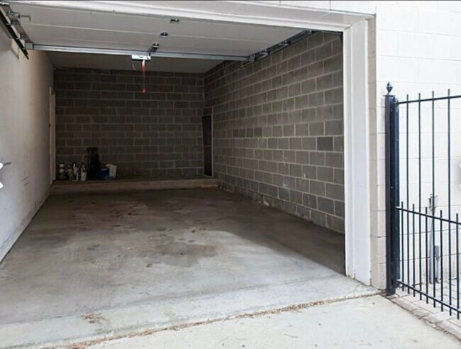 Building Photo - 2848 N Burling St