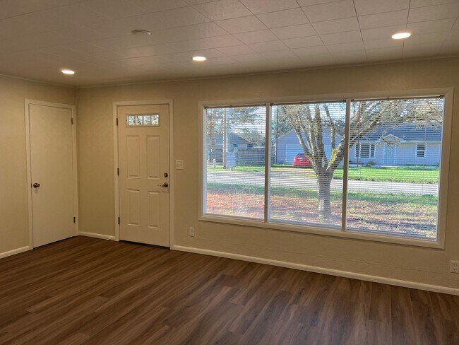 Building Photo - Updated 2-bedroom duplex in Thurston!
