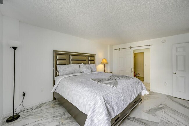 Building Photo - 320 Seaview Ct