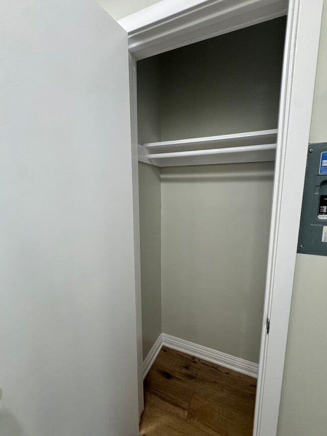 Building Photo - 1 BDRM DOWNSTAIRS AVAILABLE!