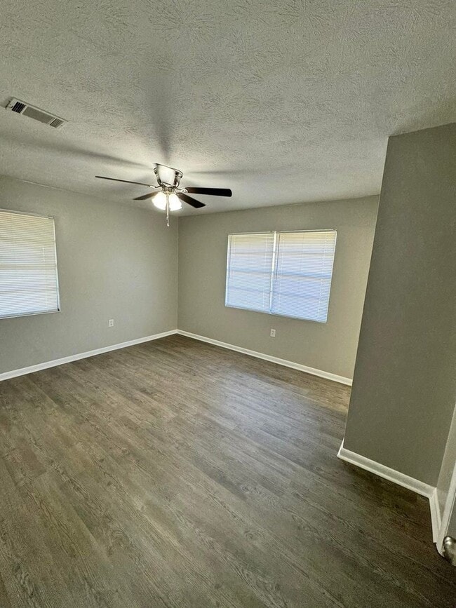 Building Photo - 3 Bed 1.5 Bath Brick House