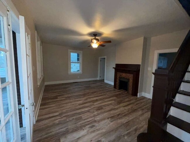 Building Photo - For Rent - 3 Bedroom 2 Bathroom