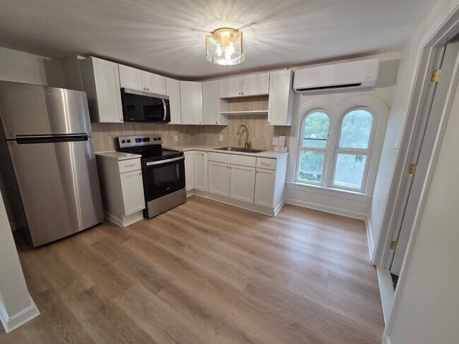 Building Photo - 207 Cohannet St