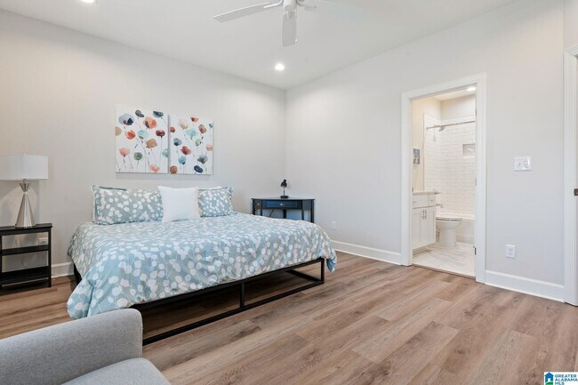 Building Photo - 829 21st Ave E