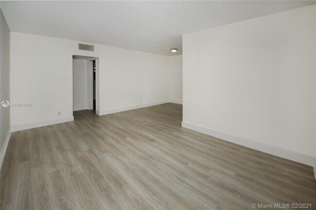Building Photo - 512 Bayshore Dr