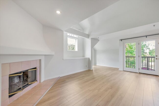Building Photo - Spacious Townhome in Palo Alto