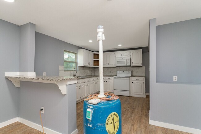 Building Photo - 4621 Owenwood Ave