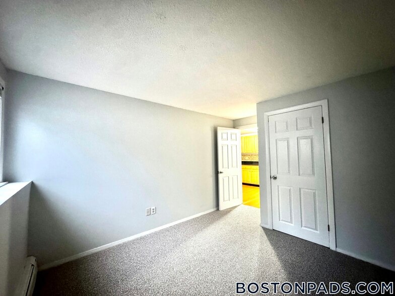 Building Photo - 715 N Main St