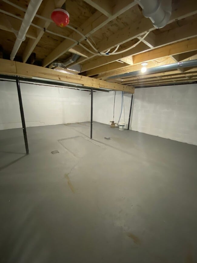 Building Photo - Newly remodeled 3 bedroom 1 bath 2 Stall D...