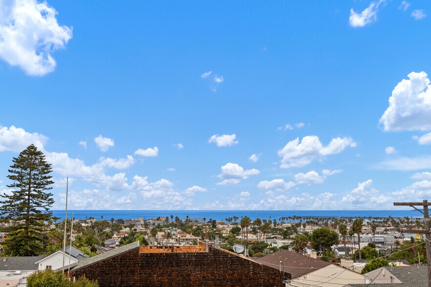 Westward view from roofdeck. - 4640 Del Monte Ave