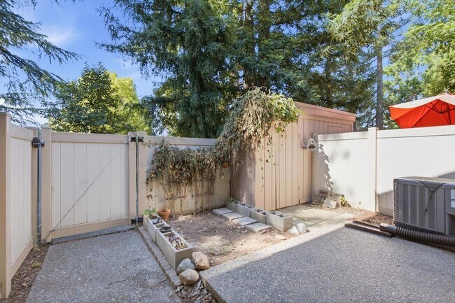 Building Photo - 536 Woodside Oaks