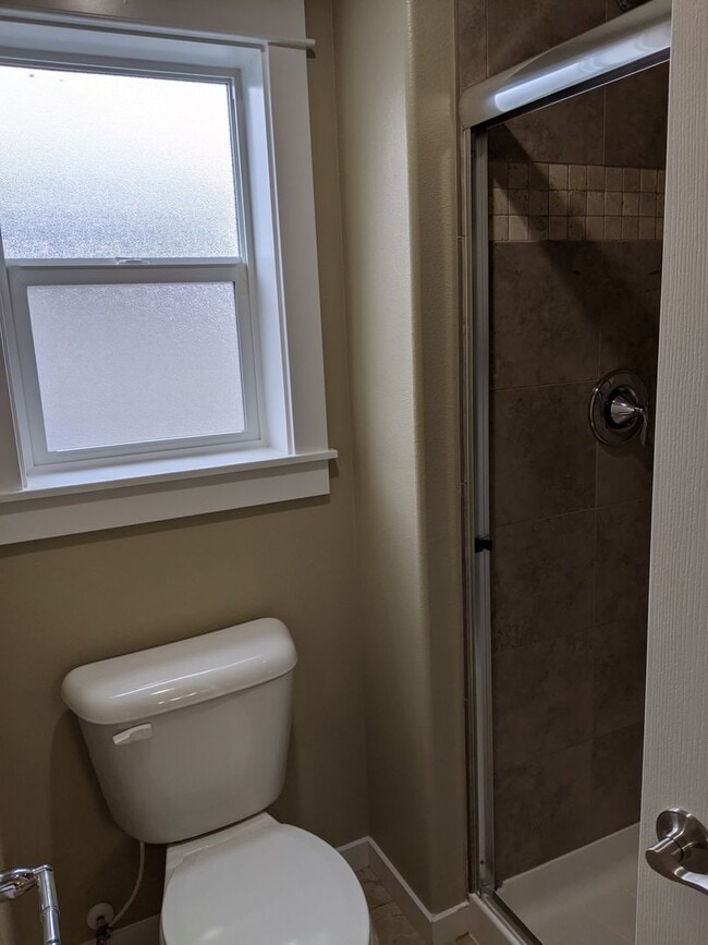 Building Photo - Beautiful 3 Bedroom, 2.5-Bath Home With Op...