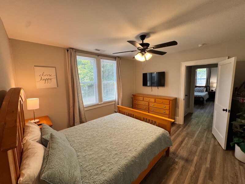 Building Photo - 214 E Horah St