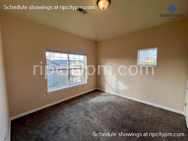 Building Photo - 1090 SW 170th Ave