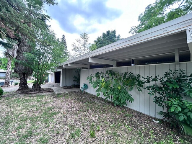 Building Photo - Three Bedroom Two Bathroom Home with Den/Home Office