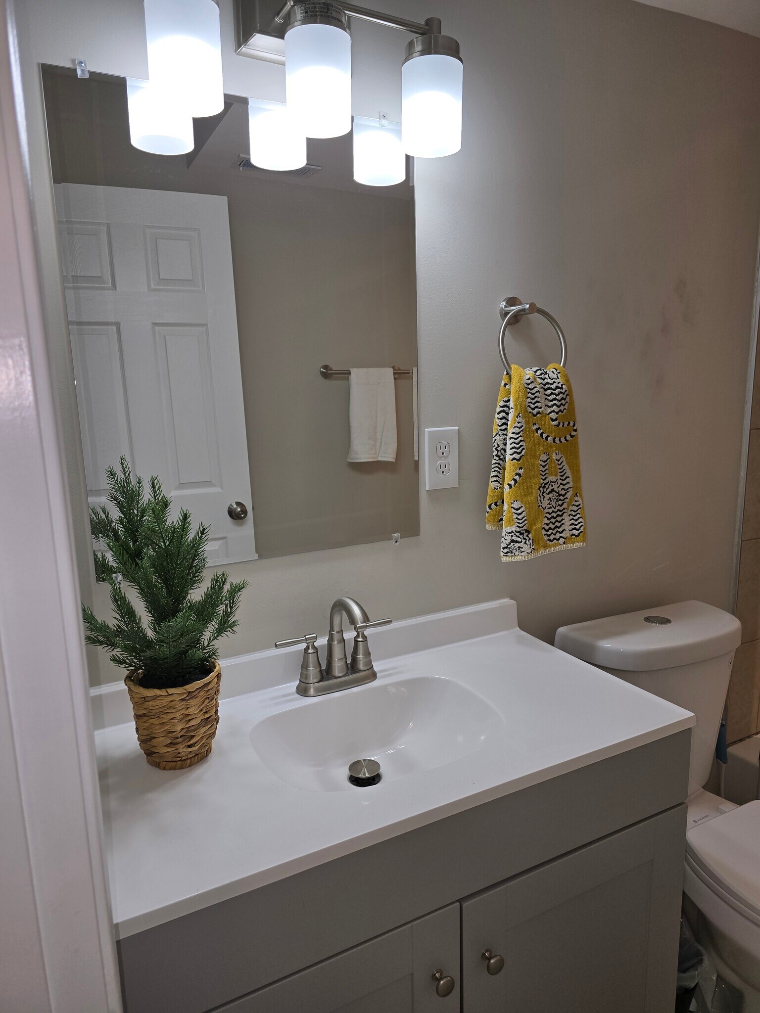 Building Photo - 2424 Linden Ave