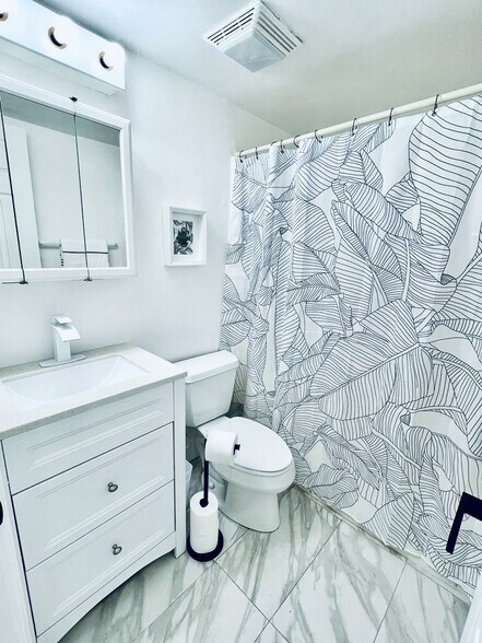 GUEST BATHROOM - 4158 Tamiami Trl