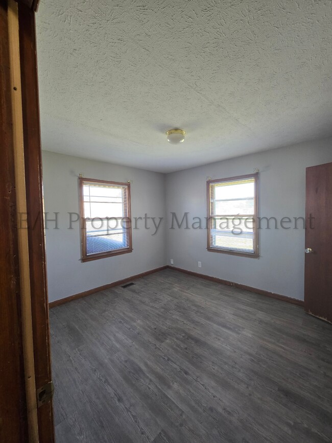 Building Photo - 751 S Governeour Rd