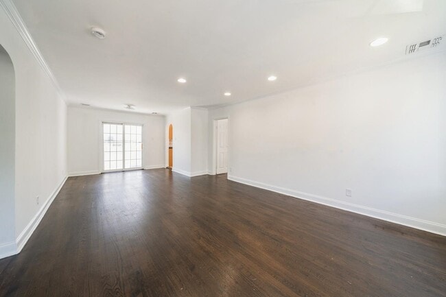 Building Photo - 940 SCHOPMAN Dr