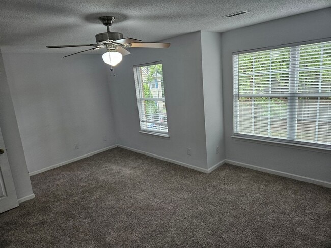 Building Photo - Stylish End Unit 3br 2.5ba TH in Cary! Available Now!