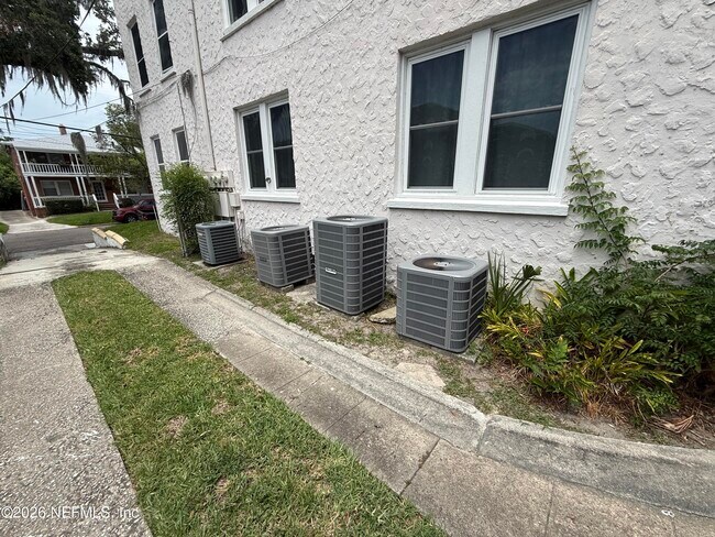 Building Photo - 1643 Mallory St