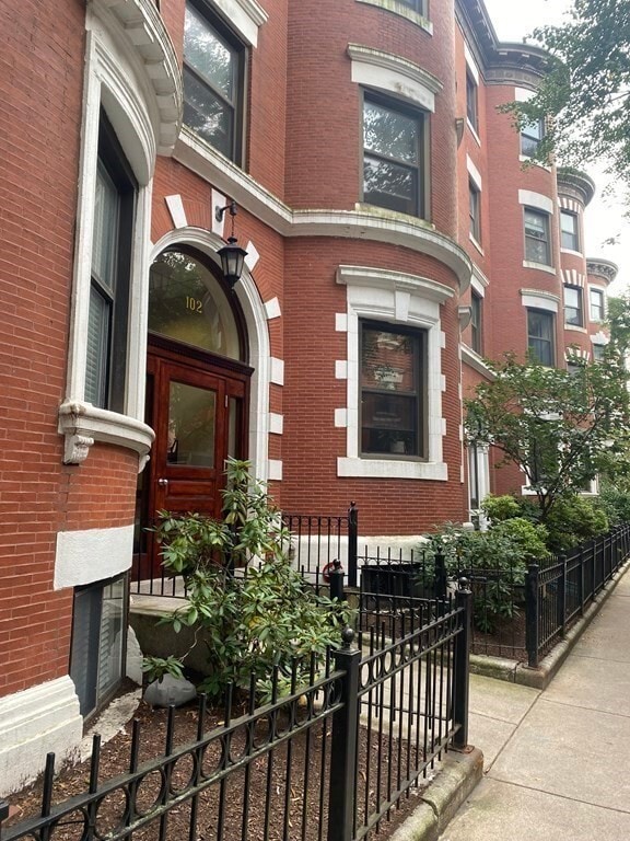 Building Photo - 102 Gainsborough St