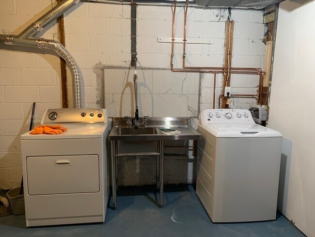 Building Photo - 10031 Renfrew Rd