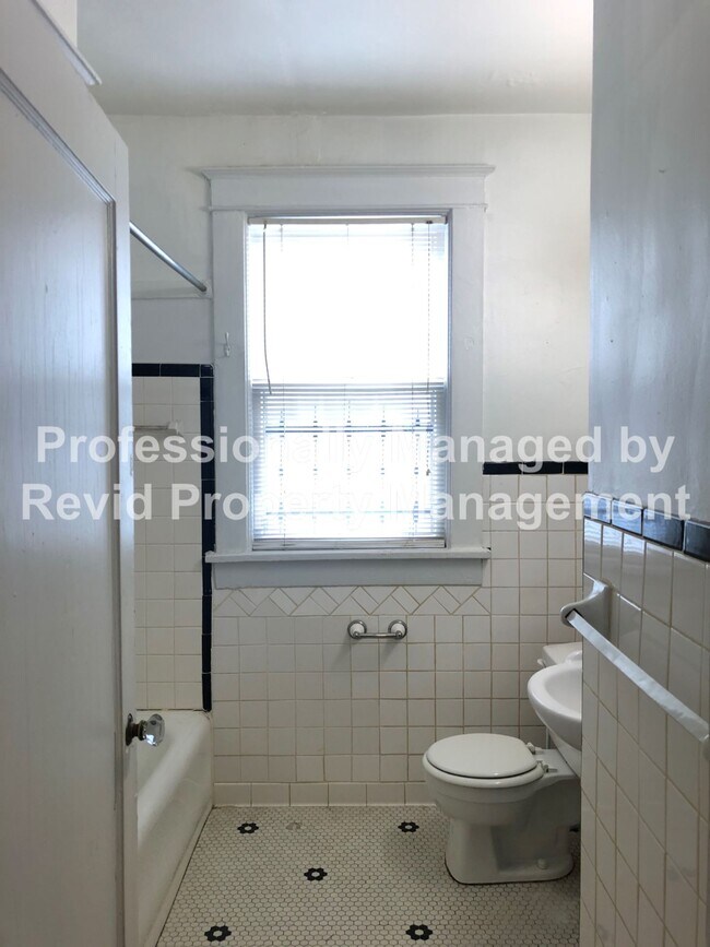 Building Photo - Large upstairs apartment in Midtown!